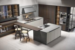 Si articola intorno all'isola compatta la cucina a golfo della collezione Eclettica di Scandola Mobili che ha una grande armadiatura a parete composta dalle colonne Magis, in pregiato rovere Termocotto, in cui sono posizionati i due forni e gli altri elettrodomestici. Le basi sono chiuse dalle ante Iride nella colorazione Grigio Polvere; i pensili hanno le ante Alluminio. Il top è in Neolith pietra grey. Una modulo base da 60 cm con un'anta, prezzo a partire da 452 euro + IVA. www.scandolamobili.it Si articola intorno all'isola compatta la cucina a golfo della collezione Eclettica di Scandola Mobili che ha una grande armadiatura a parete composta dalle colonne Magis, in pregiato rovere Termocotto, in cui sono posizionati i due forni e gli altri elettrodomestici. Le basi sono chiuse dalle ante Iride nella colorazione Grigio Polvere; i pensili hanno le ante Alluminio. Il top è in Neolith pietra grey. Una modulo base da 60 cm con un'anta, prezzo a partire da 452 euro + IVA. www.scandolamobili.it