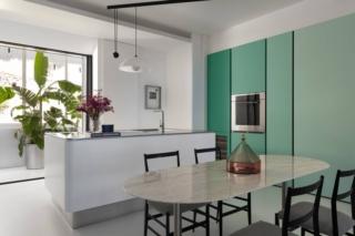 La cucina Ego di Abimis, realizzata su misura in resistente e pregiato acciaio Inox AISI 304 e caratterizzata da prestazioni di alto livello, è rallegrata dalle ante delle colonne contenitive, declinate nelle sfumature del verde, in cui trova posto il forno a vista con cornice in acciaio. L'isola, con dimensioni importanti, ha le basi in un'elegante finitura bianca opaca e ospita la zona cottura e lavaggio. Prezzo su richiesta. www.abimis.com La cucina Ego di Abimis, realizzata su misura in resistente e pregiato acciaio Inox AISI 304 e caratterizzata da prestazioni di alto livello, è rallegrata dalle ante delle colonne contenitive, declinate nelle sfumature del verde, in cui trova posto il forno a vista con cornice in acciaio. L'isola, con dimensioni importanti, ha le basi in un'elegante finitura bianca opaca e ospita la zona cottura e lavaggio. Prezzo su richiesta. www.abimis.com