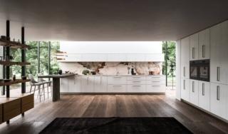 Ampia e luminosa la composizione Guadalupe di Aran Cucine si articola in un'area centrale  operativa con un piano snack in E:wood laterale e in una parete attrezzata con moduli extra storage che accolgono anche due forni paralleli e un frigorifero da incasso. Le ante sono dotate di maniglie orizzontali Groove in metallo titanio volutamente più grandi; lo schienale in marmo, racchiuso tra le basi e i pensili orizzontali, si trasforma in un vero e proprio elemento decorativo. Un modulo base da 60 cm, prezzo a partire da 612 euro. www.arancucine.it Ampia e luminosa la composizione Guadalupe di Aran Cucine si articola in un'area centrale  operativa con un piano snack in E:wood laterale e in una parete attrezzata con moduli extra storage che accolgono anche due forni paralleli e un frigorifero da incasso. Le ante sono dotate di maniglie orizzontali Groove in metallo titanio volutamente più grandi; lo schienale in marmo, racchiuso tra le basi e i pensili orizzontali, si trasforma in un vero e proprio elemento decorativo. Un modulo base da 60 cm, prezzo a partire da 612 euro. www.arancucine.it