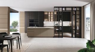 Il piano cottura è posizionato sull'isola con le basi in Vetro Cappuccino Liscio e Cannettato della composizione Iconica di Veneta Cucine; i quattro forni invece sono collocati a vista tra i moduli e le colonne in Frassino Scuro come le basi e i pensili a sviluppo verticale. I vani a giorno illuminati permettono di esporre oggetti “speciali”. Prezzo su richiesta. www.venetacucine.com Il piano cottura è posizionato sull'isola con le basi in Vetro Cappuccino Liscio e Cannettato della composizione Iconica di Veneta Cucine; i quattro forni invece sono collocati a vista tra i moduli e le colonne in Frassino Scuro come le basi e i pensili a sviluppo verticale. I vani a giorno illuminati permettono di esporre oggetti “speciali”. Prezzo su richiesta. www.venetacucine.com