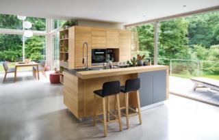 Pregiato legno naturale, disponibile in numerose essenze diverse, per gli arredi della cucina Linee di Team 7 che è caratterizzata da una linea ergonomica e che consente progettazioni personalizzate in base alle esigenze. L’isola, attrezzata con il lavello e i fuochi, è dotata di un elemento aggettante che funga da piano snack. L’armadio a colonne ospita il forno e un comodo vano a giorno in cui è possibile collocare piccoli elettrodomestici. Un modulo base da 60 cm con anta in legno, prezzo a partire da 954 euro. www.team7-home.com Pregiato legno naturale, disponibile in numerose essenze diverse, per gli arredi della cucina Linee di Team 7 che è caratterizzata da una linea ergonomica e che consente progettazioni personalizzate in base alle esigenze. L’isola, attrezzata con il lavello e i fuochi, è dotata di un elemento aggettante che funga da piano snack. L’armadio a colonne ospita il forno e un comodo vano a giorno in cui è possibile collocare piccoli elettrodomestici. Un modulo base da 60 cm con anta in legno, prezzo a partire da 954 euro. www.team7-home.com