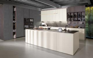 Ante frontali e battenti in ecolaccato caligine per la cucina Lain di Euromobil che è dotata di una serie di colonne in TSS Turner nella finitura dark in cui trovano posto i forni a vista e la cantinetta. Il top e lo schienale in Inalco MDI umbra marrone bocciardato creano un piacevole contrasto con la colorazione chiara e luminosa delle ante lisce. Un modulo base da 60 cm, prezzo 271 euro + IVA. www.euromobil.com Ante frontali e battenti in ecolaccato caligine per la cucina Lain di Euromobil che è dotata di una serie di colonne in TSS Turner nella finitura dark in cui trovano posto i forni a vista e la cantinetta. Il top e lo schienale in Inalco MDI umbra marrone bocciardato creano un piacevole contrasto con la colorazione chiara e luminosa delle ante lisce. Un modulo base da 60 cm, prezzo 271 euro + IVA. www.euromobil.com