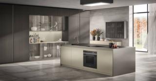 Il modello Libra di Scavolini è composto da un'isola con le ante laccate opaco effetto perlato Perlage e da una una composizione lineare caratterizzata da elementi, a terra e pensili, con telaio Alluminio finitura Acciaio Scuro con vetro Stopsol Chiaro e da colonne con le ante impiallacciate dogate Rovere Pepper. Il forno è posizionato in basso, tra le basi dell'isola attrezzata con il lavello e la zona cottura. Prezzo su richiesta. www.scavolini.com Il modello Libra di Scavolini è composto da un'isola con le ante laccate opaco effetto perlato Perlage e da una una composizione lineare caratterizzata da elementi, a terra e pensili, con telaio Alluminio finitura Acciaio Scuro con vetro Stopsol Chiaro e da colonne con le ante impiallacciate dogate Rovere Pepper. Il forno è posizionato in basso, tra le basi dell'isola attrezzata con il lavello e la zona cottura. Prezzo su richiesta. www.scavolini.com