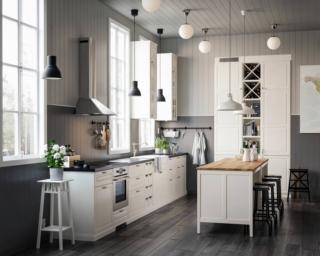 Riprendono i modelli dell'Ottocento le maniglie color ottone lucido Eneryda posizionate, orizzontalmente e verticalmente, sulle ante Bodbyn, con cornice verniciate bianco sporco, della cucina angolare di Ikea caratterizzata da uno stile classico, senza tempo. Un'anta misura L 60 x h 80 cm, prezzo 59 euro. www.ikea.com Riprendono i modelli dell'Ottocento le maniglie color ottone lucido Eneryda posizionate, orizzontalmente e verticalmente, sulle ante Bodbyn, con cornice verniciate bianco sporco, della cucina angolare di Ikea caratterizzata da uno stile classico, senza tempo. Un'anta misura L 60 x h 80 cm, prezzo 59 euro. www.ikea.com