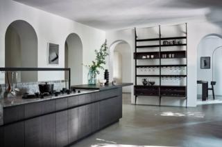 La lunga isola centrale della cucina Intarsio di Cesar, attrezzata con la zona cottura e il lavello Block in marmo Grigio Billiemi come il top, ha le basi che si aprono per mezzo della maniglia design Tratto in alluminio nero; inoltre è presente un pratico piano snack in appoggio sul piano. Le ante delle basi sono realizzate in pregiata Essenza Rovere Fossile Intarsio. Prezzo su richiesta. www.cesar.it La lunga isola centrale della cucina Intarsio di Cesar, attrezzata con la zona cottura e il lavello Block in marmo Grigio Billiemi come il top, ha le basi che si aprono per mezzo della maniglia design Tratto in alluminio nero; inoltre è presente un pratico piano snack in appoggio sul piano. Le ante delle basi sono realizzate in pregiata Essenza Rovere Fossile Intarsio. Prezzo su richiesta. www.cesar.it