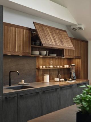 Le ante delle basi della cucina echt.zeit di TEAM7 sono realizzate in ceramica grigio scuro e si aprono per mezzo di maniglie frontali a impugnatura metallica con finitura acciaio inox nero. I grandi pensili con apertura a vasistas sono realizzati in pregiato legno di noce che scaldano l'intera composizione lineare. Un modulo base da 60 cm con anta battente e un ripiano, prezzo a partire da 803 euro. www.team7-home.com Le ante delle basi della cucina echt.zeit di TEAM7 sono realizzate in ceramica grigio scuro e si aprono per mezzo di maniglie frontali a impugnatura metallica con finitura acciaio inox nero. I grandi pensili con apertura a vasistas sono realizzati in pregiato legno di noce che scaldano l'intera composizione lineare. Un modulo base da 60 cm con anta battente e un ripiano, prezzo a partire da 803 euro. www.team7-home.com