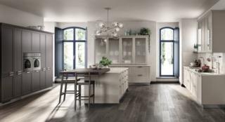 La cucina angolare Carattere Restyling di Scavolini è “scandita” dalla presenza delle maniglie geometrica in acciaio nella finitura satinata, posizionate orizzontalmente, che armonizzano perfettamente con le ante a telaio in impiallacciato Frassino Cashmere. Le colonne in laccato opaco Grigio Ferro danno vita alla grande armadiatura laterale. L'isola centrale è corredata di un piano snack quadrato in appoggio nella finitura legno scuro. La cornice a cappello e la vetrina con il telaio all'inglese ne sottolineano lo stile classico. Prezzo su richiesta. www.scavolini.com La cucina angolare Carattere Restyling di Scavolini è “scandita” dalla presenza delle maniglie geometrica in acciaio nella finitura satinata, posizionate orizzontalmente, che armonizzano perfettamente con le ante a telaio in impiallacciato Frassino Cashmere. Le colonne in laccato opaco Grigio Ferro danno vita alla grande armadiatura laterale. L'isola centrale è corredata di un piano snack quadrato in appoggio nella finitura legno scuro. La cornice a cappello e la vetrina con il telaio all'inglese ne sottolineano lo stile classico. Prezzo su richiesta. www.scavolini.com