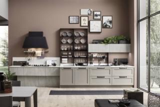 Un mix di elementi con ante lisce e ante a telaio con grandi maniglie incassate in metallo color antracite per la cucina Eva di Arrex che si sviluppa linearmente sulla parete. Le ante sono realizzate completamente in legno massiccio nella finitura decapé Orione per le basi e nella finitura Cemento per i moduli sospesi e i pensili a sviluppo orizzontale. La cappa a camino e lo scaffale in metallo nero aggiungono un tocco industriale. Un modulo base da 60 cm con anta nella versione decapé, prezzo 234 euro + IVA. www.arrex.it Un mix di elementi con ante lisce e ante a telaio con grandi maniglie incassate in metallo color antracite per la cucina Eva di Arrex che si sviluppa linearmente sulla parete. Le ante sono realizzate completamente in legno massiccio nella finitura decapé Orione per le basi e nella finitura Cemento per i moduli sospesi e i pensili a sviluppo orizzontale. La cappa a camino e lo scaffale in metallo nero aggiungono un tocco industriale. Un modulo base da 60 cm con anta nella versione decapé, prezzo 234 euro + IVA. www.arrex.it