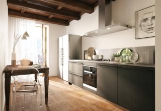 Si trasforma in un segno grafico sulle ante lisce la maniglia lunga e sottile, nella finitura nero ossidato, della cucina lineare Trend della Collezione Pratica di La Casa Moderna. Le basi sono realizzate in nobilitato effetto resina nei toni del grigio scuro, il top invece è in laminato chiaro. Gli zoccoli in acciaio inox sono coordinati con la grande cappa design, posizionata sul piano cottura in ghisa, e ne sottolineano lo stile elegantemente contemporaneo. Un modulo base da 60 cm con anta, prezzo a partire da 290 euro. www.lacasamoderna.com Si trasforma in un segno grafico sulle ante lisce la maniglia lunga e sottile, nella finitura nero ossidato, della cucina lineare Trend della Collezione Pratica di La Casa Moderna. Le basi sono realizzate in nobilitato effetto resina nei toni del grigio scuro, il top invece è in laminato chiaro. Gli zoccoli in acciaio inox sono coordinati con la grande cappa design, posizionata sul piano cottura in ghisa, e ne sottolineano lo stile elegantemente contemporaneo. Un modulo base da 60 cm con anta, prezzo a partire da 290 euro. www.lacasamoderna.com