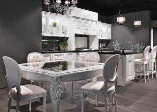 Sontuosa e sofisticata Pantheon Royal di Lube ha le ante arrotondate in massello di frassino  laccato Bianco ghiaccio decapé decorate dalle maniglie in metallo finitura cromo lucido con una lavorazione minuziosa che ricorda quella dei gioielli antichi. L'isola con lavello ha il top realizzato in Granito Forest spazzolato di grande spessore che funga da piano snack. I pensili a vetrinetta completano la composizione. Un modulo base da 60 cm senza top, prezzo a partire da 486 euro + IVA. www.cucinelube.it Sontuosa e sofisticata Pantheon Royal di Lube ha le ante arrotondate in massello di frassino  laccato Bianco ghiaccio decapé decorate dalle maniglie in metallo finitura cromo lucido con una lavorazione minuziosa che ricorda quella dei gioielli antichi. L'isola con lavello ha il top realizzato in Granito Forest spazzolato di grande spessore che funga da piano snack. I pensili a vetrinetta completano la composizione. Un modulo base da 60 cm senza top, prezzo a partire da 486 euro + IVA. www.cucinelube.it