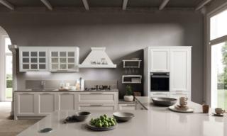 Fascino intramontabile per Beverly di Stosa la cucina aperta sulla zona giorno che ha le ante impreziosite dalle sottili maniglie Dorica nella finitura Titanio. Le basi hanno l'anta a telaio piena realizzata in Frassino Savana; la coppia di colonne, in cui sono alloggiati il forno e il frigorifero, invece sono in Frassino Bianco. I pensili con anta a telaio e vetro all'inglese, le mensole portaspezie e portacalici, la cappa in muratura con cornice in legno bianco sottolineano lo stile retrò. L'isola con un'isolita forma a elle ha il top è in Fenix Beige Arizona. Un modulo base da 60 cm, prezzo a partire da 185 euro + IVA. www.stosacucine.it Fascino intramontabile per Beverly di Stosa la cucina aperta sulla zona giorno che ha le ante impreziosite dalle sottili maniglie Dorica nella finitura Titanio. Le basi hanno l'anta a telaio piena realizzata in Frassino Savana; la coppia di colonne, in cui sono alloggiati il forno e il frigorifero, invece sono in Frassino Bianco. I pensili con anta a telaio e vetro all'inglese, le mensole portaspezie e portacalici, la cappa in muratura con cornice in legno bianco sottolineano lo stile retrò. L'isola con un'isolita forma a elle ha il top è in Fenix Beige Arizona. Un modulo base da 60 cm, prezzo a partire da 185 euro + IVA. www.stosacucine.it