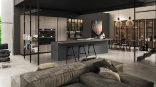 Il modello open space Ak_04 di Arrital accoglie ben quattro forni nella grande armadiatura a colonne con ante in essenza Olmo Grigio e elementi estraibili che consentono di avere tutto in perfetto ordine. Le basi della penisola operativa, con piano snack a sbalzo, hanno le ante lisce in Fenix Ntm Grigio Bromo come il top. La grande vetrina che completa la zona pranzo ha i ripiani e le ante in vetro fumé bronzo messi in risalto dall'illuminazione interna incassata a filo. Prezzo su richiesta. www.arrital.com Il modello open space Ak_04 di Arrital accoglie ben quattro forni nella grande armadiatura a colonne con ante in essenza Olmo Grigio e elementi estraibili che consentono di avere tutto in perfetto ordine. Le basi della penisola operativa, con piano snack a sbalzo, hanno le ante lisce in Fenix Ntm Grigio Bromo come il top. La grande vetrina che completa la zona pranzo ha i ripiani e le ante in vetro fumé bronzo messi in risalto dall'illuminazione interna incassata a filo. Prezzo su richiesta. www.arrital.com