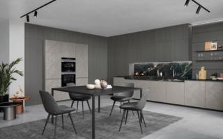 Le raffinate sfumature del grigio per la grande cucina Wega e Asia di Arredo3 che si apre completamente sul living: le ante lisce sono in PET opaco nella nuova finitura resina cromo, la boiserie ha le mensole in metallo verniciato titanio. Il blocco operativo è messo in risalto dallo schienale e dal top in Abitum Marmo Nero Rigato a spessore maggiorato con il piano cottura e il lavello integrati. I due grandi forni sono “incorniciati” dalle ante con presa a gola bassa; le colonne hanno l'anta Asia in impiallacciato coke. Prezzo su richiesta. www.arredo3.it Le raffinate sfumature del grigio per la grande cucina Wega e Asia di Arredo3 che si apre completamente sul living: le ante lisce sono in PET opaco nella nuova finitura resina cromo, la boiserie ha le mensole in metallo verniciato titanio. Il blocco operativo è messo in risalto dallo schienale e dal top in Abitum Marmo Nero Rigato a spessore maggiorato con il piano cottura e il lavello integrati. I due grandi forni sono “incorniciati” dalle ante con presa a gola bassa; le colonne hanno l'anta Asia in impiallacciato coke. Prezzo su richiesta. www.arredo3.it