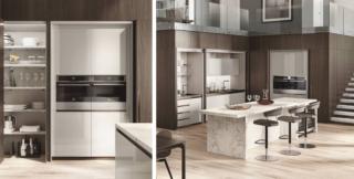 Nella composizione del Sistema BoxLife di Scavolini, dotata di colonne attrezzate e dispensa, le capienti armadiature sono impiallacciate Rovere Grafite,  con maniglie incassate in finitura Bronzo. Basi e pensili  sono in laccato opaco Grigio Chiaro, abbinati a mensole  in acciaio e al gres Arabescato lucido dell’isola  e degli schienali. Nella composizione del Sistema BoxLife di Scavolini, dotata di colonne attrezzate e dispensa, le capienti armadiature sono impiallacciate Rovere Grafite,  con maniglie incassate in finitura Bronzo. Basi e pensili  sono in laccato opaco Grigio Chiaro, abbinati a mensole  in acciaio e al gres Arabescato lucido dell’isola  e degli schienali.