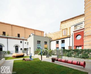 corte interna dell'ex fabbrica, nuove costruzioni, cancelli, zone di prato, vialetti, edifici storici, siepi corte interna dell'ex fabbrica, nuove costruzioni, cancelli, zone di prato, vialetti, edifici storici, siepi