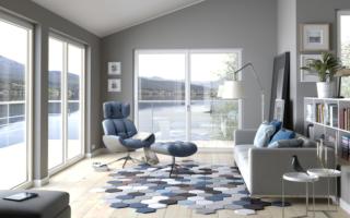 Zona living con porte finestre in PVC Prolux Evolution di Oknoplast