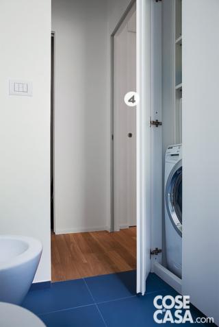 bagno, lavanderia nascosta, anta in laccato, lavatrice, piastrelle blu, disimpegno, pavimento in parquet bagno, lavanderia nascosta, anta in laccato, lavatrice, piastrelle blu, disimpegno, pavimento in parquet