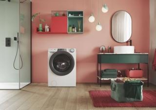 RapidÓ PRO è la lavatrice a carica frontale connessa dotata di 9 cicli rapidi (39 minuti il più veloce) e di un sistema di dosaggio automatico intelligente che calcola automaticamente la quantità di detersivo necessaria. Inoltre, è dotata del programma Hygiene Plus, ideale per rimuovere in profondità allergeni e odori, e del ciclo Steam Easy Iron Plus, perfetto per rilassare le fibre e ridurre le pieghe.