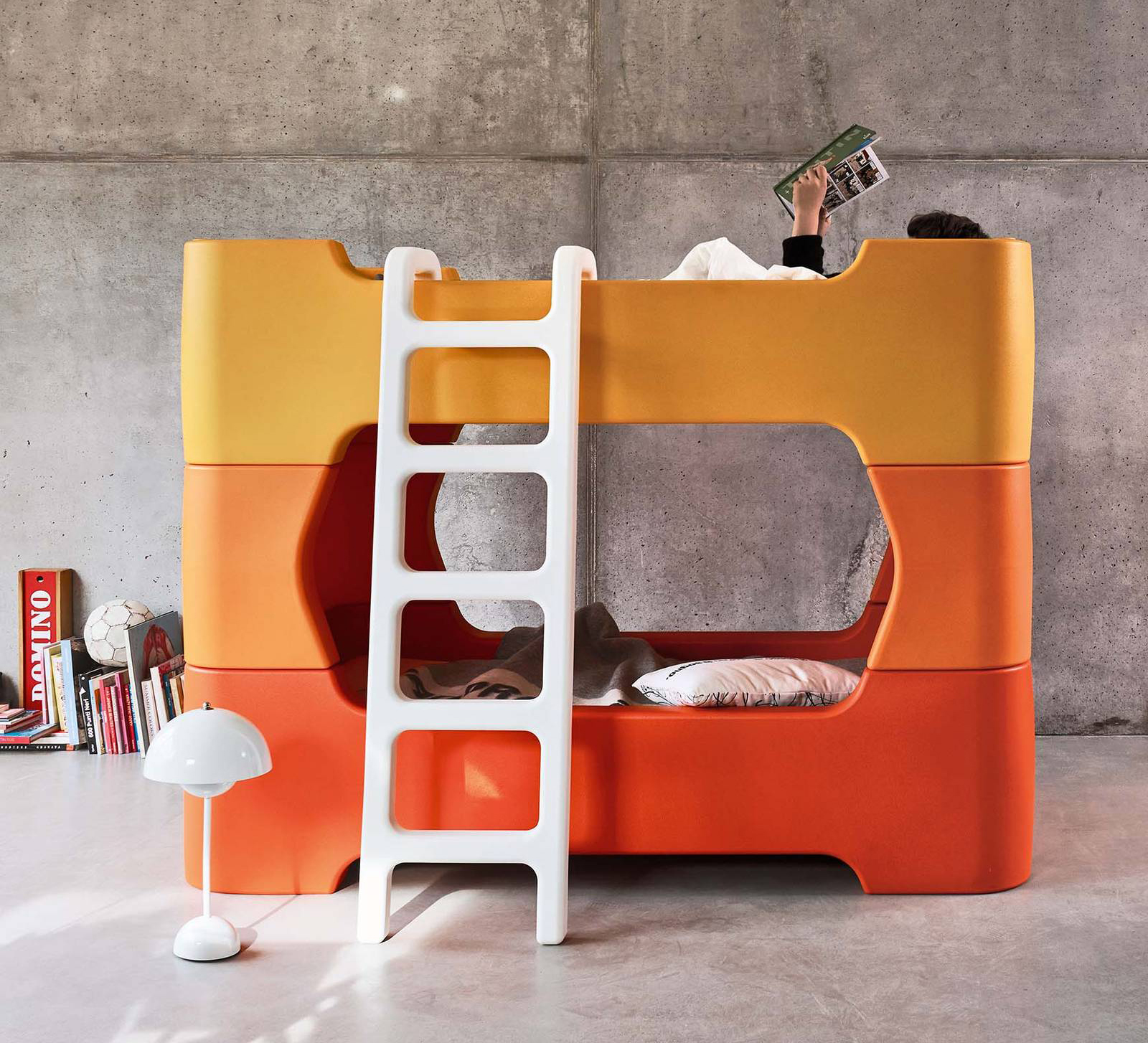 Resistente polietilene stampato in rotational moulding per il letto Bunky di Magis che ha una forma solida e compatta; i colori vivaci lo rendono il protagonista indiscusso della cameretta. La struttura garantisce la privacy dei ragazzi. Misura L 191 x P 101 x H 147 cm.  Prezzo a partire da 2.924 euro. www.magisdesign.com