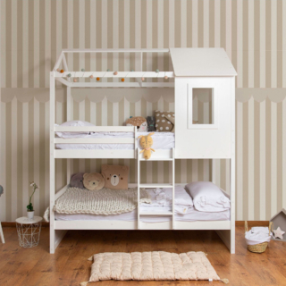 È dedicato ai più piccoli il letto a castello Casita di Mue mue caratterizzato da ringhiere su ogni lato e da un pannello laterale effetto casetta per giocare; è conforme alle norme europee per la sicurezza. La struttura è realizzata in legno di pino massiccio di origine sostenibile, laccato con lacche prive di sostanze tossiche a base d'acqua. Misura L 201 x P 97 x H 233,3 cm. Prezzo 539,99 euro. www.muemue.com