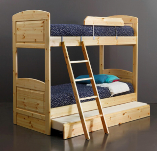 Ispirazione nordica per il modello Gardenia 766 di Demar in vendita su Vieffetrade che è costruito con cura artigianale in legno massello di pino nella finitura naturale. È dotato di scaletta coordinata di reti e di terza rete estraibile per ospitare anche un amichetto. Misura L 201 x P 90 x H 175 cm. Prezzo 1.764 euro. www.vieffetrade.com