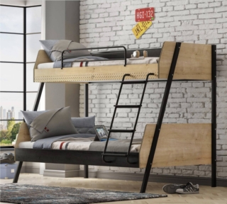 Stile industrial per il letto a castello Grande Black (Ref. 87545949) acquistabile on line sul sito leroymerlin.it che abbina il telaio in metallo nero agli elementi nella finitura legno chiaro. Misura L 209,5 x P 137 x H 160,5 cm. Prezzo 1.610,78 euro. www.leroymerlin.it