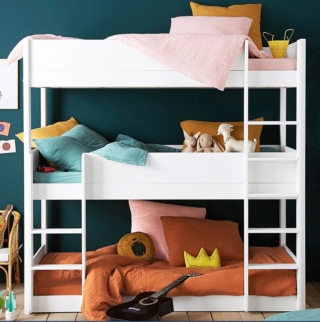 Può accogliere tre fratellini il modello Meeting di La Redoute Interieurs che è costruito in pino massello e pannelli MDF laccato con finitura acrilica bianca; sono presenti reti a doghe in pino massello grezzo. Le sponde garantiscono la totale sicurezza. Misura L 197,7 x P 105 x H 193,3 cm. Prezzo 799 euro. www.laredoute.it