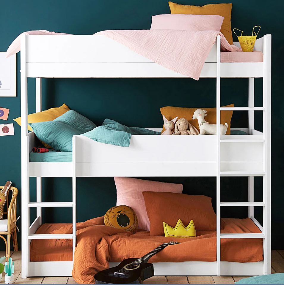 Può accogliere tre fratellini il modello Meeting di La Redoute Interieurs che è costruito in pino massello e pannelli MDF laccato con finitura acrilica bianca; sono presenti reti a doghe in pino massello grezzo. Le sponde garantiscono la totale sicurezza. Misura L 197,7 x P 105 x H 193,3 cm. Prezzo 799 euro. www.laredoute.it