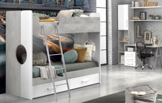 Effetto bicolor per il letto a castello Spring di Mondo Convenienza che alterna elementi in nobilitato bianco luna ad altri nella finitura cemento ash; è corredato di due comodi cassettoni per tenere tutto in ordine. I grandi oblò laterali alleggeriscono la struttura e le dimensioni contenute lo rendono facile da ambientare anche in stanze piccole. Misura L 199 x P 89 x H 175 cm. Prezzo 543 euro. www.mondoconv.it