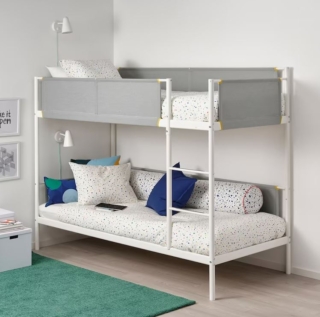 Essenziale e facile da ambientare il letto Vitval di Ikea Italia che ha la struttura leggera realizzata in acciaio con rivestimento epossidico a polvere bianco; le sponde di protezione in tessuto grigio chiaro con bordi elastici ne aumentano il comfort. Il letto inferiore può essere usato come divano grazie al pannello laterale alto che può essere utilizzato come schienale. Misura L 207 x P 97 x H 162 cm. Prezzo 349 euro. www.ikea.com