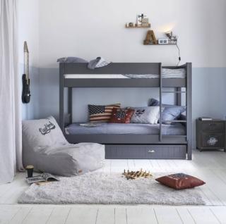 Il modello Newport di Maisons du Monde nella raffinata finitura grigia sta bene non solo in una cameretta, ma anche in un monolocale o nella casa al mare. I due letti sono dotati di rete a doghe in abete. Inoltre si possono aggiungere un cassettone porta-tutto sotto il letto inferiore. Misura L 206 x P 102 x H 152 cm. Prezzo 599 euro. www.maisonsdumonde.com