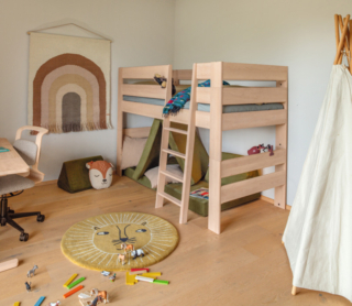 100% pregiato legno massello naturale per il letto a castello kids di Team7 che è composto da due letti singoli sovrapponibili che possono essere separati in base alle esigenze. Inoltre, è ecologico, stabile e sicuro grazie al parapetto integrato e alla scaletta leggermente inclinata. Misura L 204 x P 95 x H 168,8 cm. Prezzo a partire da 3.149 euro. www.team7-home.com