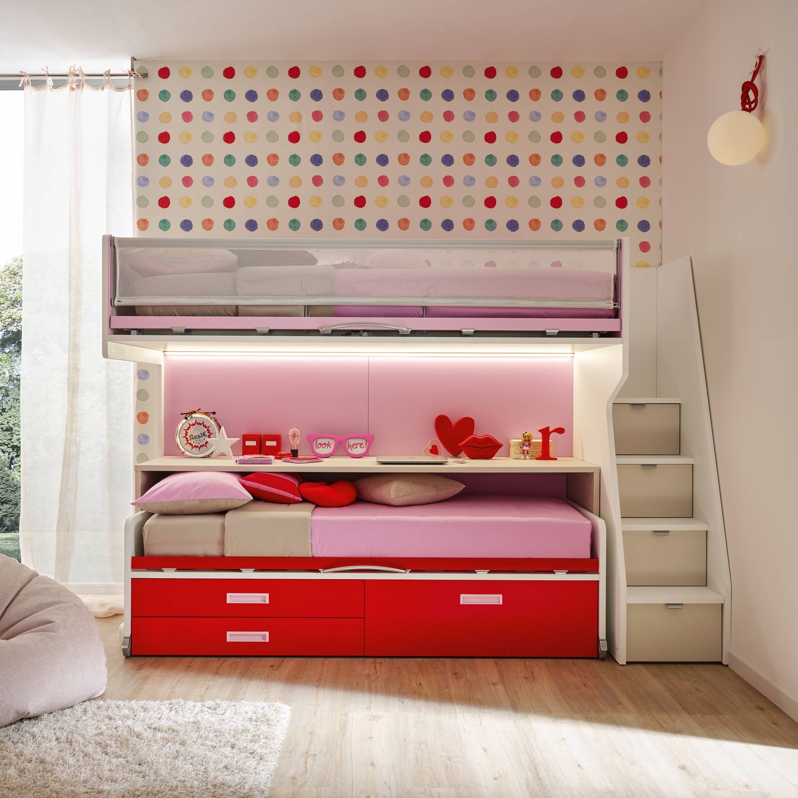 Colori accesi per il letto a castello Level della composizione KC508 della linea Kids Collection di Moretti Compact che mixa le finiture essenze legno bianco luce e quarzo con i laccati ciliegia, cipria e corda. Sotto il letto superiore è presente un secondo letto, per ospitare l'amica del cuore o la sorellina, e l'ampia scrivania Smartdesk che permette di studiare in coppia. Misura L 255,2 x P 97,6 x H 173,5 cm. Prezzo 1.990 euro. www.moretticompact.it