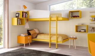 Un design essenziale per il letto a castello Oslo della collezione Momenti di Febal Casa che è facile da ambientare. La colorazione bicolore, giallo sole e bianco, lo rende allegro e decorativo. Sono presenti una solida scala metallica e una protezione anticaduta. Misura L 203,1 x P 95 x H 174,8 cm. Prezzo a partire da 1.535 euro. www.febalcasa.com