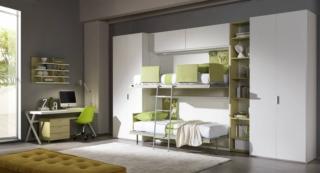 Gemini Castello di Essedue è il letto a castello a scomparsa nella delicata finitura nobilitato neve con le ante in nobilitato muschio che fa parte della composizione a parete. È corredato di due protezioni laterali removibili che ne aumentano la sicurezza. Misura L 214,5 x P 36,2 x H 210,2 cm (chiuso). Prezzo 2.808 euro+iva. www.essedue.it