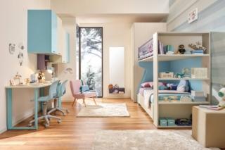 Fa parte della composizione KC506 il letto a castello soppalco Level di Moretti Compact che ottimizza lo spazio grazie alla presenza di mensole inserite nella profondità del fianco che lo trasformano in uno scaffale libreria. La struttura è declinata nella finitura larice e quarzo con elementi in laccato cielo, mora e corda. Il letto inferiore sommier con uno spazioso box contenitore aumenta la capacità di contenimento della camera; inoltre le ruote del giroletto Start permettono di spostarlo quando serve. Misura L 282,7 x P 97,6 x H 173,5 cm. Prezzo 3.010 euro. www.moretticompact.it