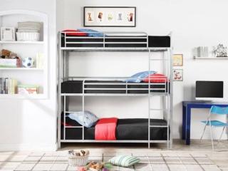 Può accogliere tre fratelli il letto a castello triplo Elouan in vendita su Vente-unique che risolve tutti i problemi di spazio. La struttura in metallo grigio è completata da tre reti a doghe rigide e due scalette. I due letti superiori sono dotati di protezioni anticaduta laterali. Misura L 200 x P 95 x H 204 cm. Prezzo 309,99 euro. www.vente-unique.it