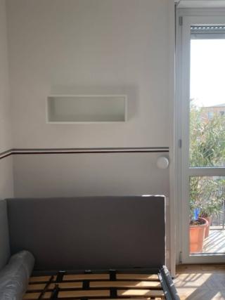 parete con nuova finitura boiserie e righina rossa, modulo a giorno parete con nuova finitura boiserie e righina rossa, modulo a giorno