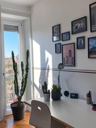 parete zona studio con scrivania e quadretti sopra parete zona studio con scrivania e quadretti sopra