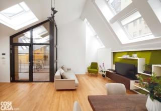 ingresso nel soggiorno della mansarda luminosa con lucernari multipli ingresso nel soggiorno della mansarda luminosa con lucernari multipli