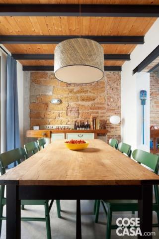 zona pranzo del sottotetto, copertura in legno, travi in ferro, vetrata, tendaggi, tavolo rettangolare in legno, sedie in laminato verde, lampada a sospensione, muro in mattoni faccia a vista, mobile zona pranzo del sottotetto, copertura in legno, travi in ferro, vetrata, tendaggi, tavolo rettangolare in legno, sedie in laminato verde, lampada a sospensione, muro in mattoni faccia a vista, mobile