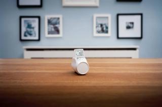 Regola il calore. HR90 Electronic TRV di Honeywell (www.honeywell.com) è un controller elettronico termostatico per radiatori. Permette il settaggio su tre livelli: Eco, Vacanza o Giorno Libero per programmare la temperatura di ogni stanza per la giornata. Riconosce automaticamente l’apertura delle finestre e chiude immediatamente la valvola del radiatore per non disperdere calore. Disponibile anche dal fornitore www.resideo.com Regola il calore. HR90 Electronic TRV di Honeywell (www.honeywell.com) è un controller elettronico termostatico per radiatori. Permette il settaggio su tre livelli: Eco, Vacanza o Giorno Libero per programmare la temperatura di ogni stanza per la giornata. Riconosce automaticamente l’apertura delle finestre e chiude immediatamente la valvola del radiatore per non disperdere calore. Disponibile anche dal fornitore www.resideo.com