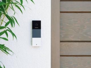 Sempre presenti. Se qualcuno suona alla porta, il campanello con videocamera di Netatmo (www.netatmo.com) avvia in automatico sullo smartphone una videochiamata che permette di vedere la persona e decidere se rispondere da casa o dal cellulare, grazie al microfono integrato. È compatibile con Google Assistant, Apple Home Kit e Amazon Alexa. Costa 299,99 euro. Sempre presenti. Se qualcuno suona alla porta, il campanello con videocamera di Netatmo (www.netatmo.com) avvia in automatico sullo smartphone una videochiamata che permette di vedere la persona e decidere se rispondere da casa o dal cellulare, grazie al microfono integrato. È compatibile con Google Assistant, Apple Home Kit e Amazon Alexa. Costa 299,99 euro.