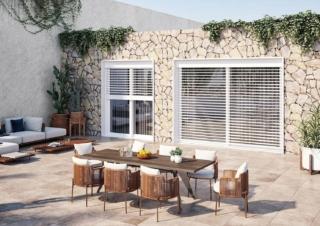 Movimento motorizzato. Le tende frangisole in alluminio di Oknoplast (www.oknoplast.it) sono adatte per serramenti di diversa tipologia, anche di altri marchi. Hanno le lamelle orientabili per regolare la luminosità negli interni e schermare l’abitazione dall’eccesso di calore quando occorre. Sono disponibili in 20 colori e raggiungono fino a 2,8 metri di larghezza e 4 di altezza. Nella versione standard sono dotate di motore Somfy. Movimento motorizzato. Le tende frangisole in alluminio di Oknoplast (www.oknoplast.it) sono adatte per serramenti di diversa tipologia, anche di altri marchi. Hanno le lamelle orientabili per regolare la luminosità negli interni e schermare l’abitazione dall’eccesso di calore quando occorre. Sono disponibili in 20 colori e raggiungono fino a 2,8 metri di larghezza e 4 di altezza. Nella versione standard sono dotate di motore Somfy.