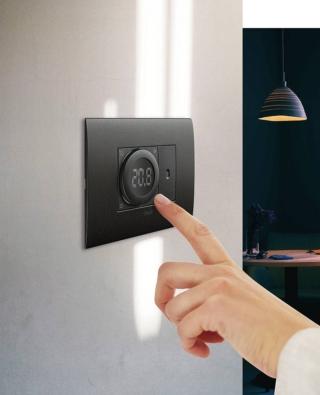 Da termostato a centrale di controllo. Il termostato smart con connessione IoT di Vimar (www.vimar.com) si integra - tramite il gateway IoT Bluetooth WiFi - con l’ecosistema per smart home View Wireless. Da smartphone tramite l’app View o con la voce tramite assistenti vocali, è possibile impostare programmi o associare soglie di temperatura per giorno e fasce orarie. Anche in versione stand-alone per impianti tradizionali. Costa 150 euro. Da termostato a centrale di controllo. Il termostato smart con connessione IoT di Vimar (www.vimar.com) si integra - tramite il gateway IoT Bluetooth WiFi - con l’ecosistema per smart home View Wireless. Da smartphone tramite l’app View o con la voce tramite assistenti vocali, è possibile impostare programmi o associare soglie di temperatura per giorno e fasce orarie. Anche in versione stand-alone per impianti tradizionali. Costa 150 euro.