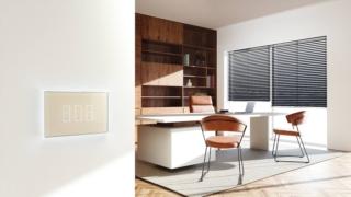 Schermature automatiche. L’interruttore intelligente per tendee tapparelle di Iotty (www.iotty.it)è in vetro temperato ed è gestibilee personalizzabile tramite app.Inoltre è compatibile con: Google Assistante, Amazon Alexa, i comandi rapidi di Siri e la piattaformaSmartThings di Samsung. Costa 79 euro. Schermature automatiche. L’interruttore intelligente per tendee tapparelle di Iotty (www.iotty.it)è in vetro temperato ed è gestibilee personalizzabile tramite app.Inoltre è compatibile con: Google Assistante, Amazon Alexa, i comandi rapidi di Siri e la piattaformaSmartThings di Samsung. Costa 79 euro.