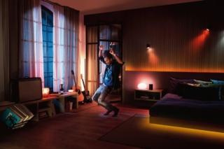 Ensemble. Illuminazione e musicasono integrate graziealla nuova soluzione Signify (www.philips-hue.com): Philips Hue + Spotifyè un sistema arricchitodi un nuovo algoritmoche analizza i metadatidi ciascuna canzonein tempo reale e sceglie l'illuminazione adatta. Ensemble. Illuminazione e musicasono integrate graziealla nuova soluzione Signify (www.philips-hue.com): Philips Hue + Spotifyè un sistema arricchitodi un nuovo algoritmoche analizza i metadatidi ciascuna canzonein tempo reale e sceglie l'illuminazione adatta.