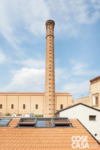 ciminiera in mattoni refrattari dell'ex fabbrica, fabbricati storici, tetto con tegole, lucernari chiusi e aperti, tetti ciminiera in mattoni refrattari dell'ex fabbrica, fabbricati storici, tetto con tegole, lucernari chiusi e aperti, tetti