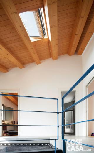 sottotetto, passerella in quota, balaustre in ferro verniciato blu, copertura in legno, lucernario aperto, pareti bianche, porte sottotetto, passerella in quota, balaustre in ferro verniciato blu, copertura in legno, lucernario aperto, pareti bianche, porte