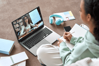 Il Chromebook 315 (CB315-4H/T) di Acer è un dispositivo multitasking efficace e semplice da usare. Aiuta gli utenti a rimanere connessi, a collaborare e a godere di contenuti di intrattenimento ovunque si trovino, in casa o all’aperto. Il grande display FHD IPS3 da 15,6 pollici è dotato di trattamento antiriflesso che ne consente l’utilizzo anche all’aperto e in condizioni di forte illuminazione. Inoltre, il display touch screen opzionale consente una navigazione agevole e la grande tastiera ha abbastanza spazio per un tastierino numerico, un grande vantaggio per chi utilizza spesso fogli di calcolo. A complemento delle grandi dimensioni del display, comprende tecnologie per effettuare videoconferenze chiare e affidabili. Lavorando o studiando in modalità ibrida gli utenti apprezzeranno la webcam HDR grandangolare con tecnologia di riduzione del flare e la coppia di microfoni integrati. Il DTS Audio restituisce un suono ricco con bassi più profondi, ideali per le videochiamate e per godere appieno dell’atmosfera immersiva dei videogiochi e dei contenuti in streaming, mentre i più recenti processori Intel e il Wi-Fi 6 assicurano prestazioni e connettività affidabili. Oltre a una durata della batteria fino a 10 ore offre inoltre due porte USB Gen 2 Type-C, una per lato, e la capacità di trasferire foto con semplicità grazie al lettore di schede MicroSD. Presenta anche l’esclusiva touchpad ecologica OceanGlass realizzata interamente di plastica recuperata dai mari e riciclata per andare a formare un materiale di consistenza vetrosa che dà una risposta piacevole e reattiva al tatto, ma soprattutto contribuisce a ridurre il quantitativo di plastica scaricato negli oceani. Prezzo a partire da 399 euro. www.acer.com Il Chromebook 315 (CB315-4H/T) di Acer è un dispositivo multitasking efficace e semplice da usare. Aiuta gli utenti a rimanere connessi, a collaborare e a godere di contenuti di intrattenimento ovunque si trovino, in casa o all’aperto. Il grande display FHD IPS3 da 15,6 pollici è dotato di trattamento antiriflesso che ne consente l’utilizzo anche all’aperto e in condizioni di forte illuminazione. Inoltre, il display touch screen opzionale consente una navigazione agevole e la grande tastiera ha abbastanza spazio per un tastierino numerico, un grande vantaggio per chi utilizza spesso fogli di calcolo. A complemento delle grandi dimensioni del display, comprende tecnologie per effettuare videoconferenze chiare e affidabili. Lavorando o studiando in modalità ibrida gli utenti apprezzeranno la webcam HDR grandangolare con tecnologia di riduzione del flare e la coppia di microfoni integrati. Il DTS Audio restituisce un suono ricco con bassi più profondi, ideali per le videochiamate e per godere appieno dell’atmosfera immersiva dei videogiochi e dei contenuti in streaming, mentre i più recenti processori Intel e il Wi-Fi 6 assicurano prestazioni e connettività affidabili. Oltre a una durata della batteria fino a 10 ore offre inoltre due porte USB Gen 2 Type-C, una per lato, e la capacità di trasferire foto con semplicità grazie al lettore di schede MicroSD. Presenta anche l’esclusiva touchpad ecologica OceanGlass realizzata interamente di plastica recuperata dai mari e riciclata per andare a formare un materiale di consistenza vetrosa che dà una risposta piacevole e reattiva al tatto, ma soprattutto contribuisce a ridurre il quantitativo di plastica scaricato negli oceani. Prezzo a partire da 399 euro. www.acer.com